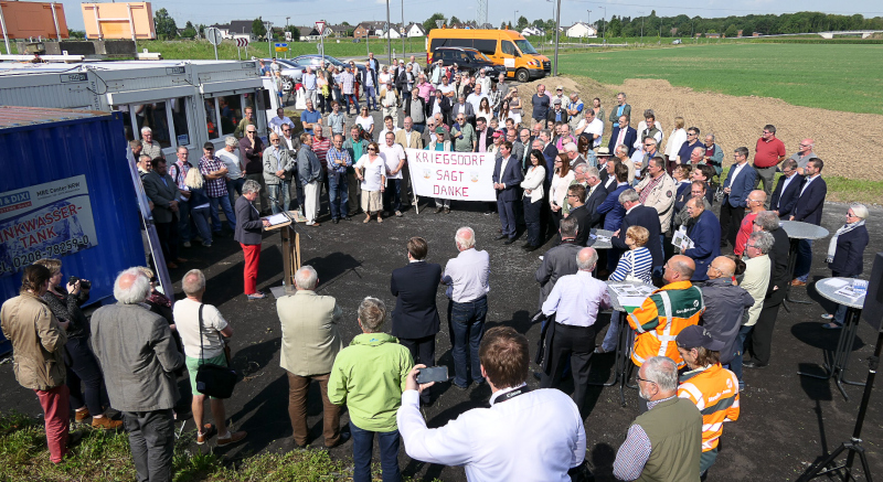 Bürgerinnen und Bürger bei der Einweihung des ersten Abschnitts der Ortsumgehung.