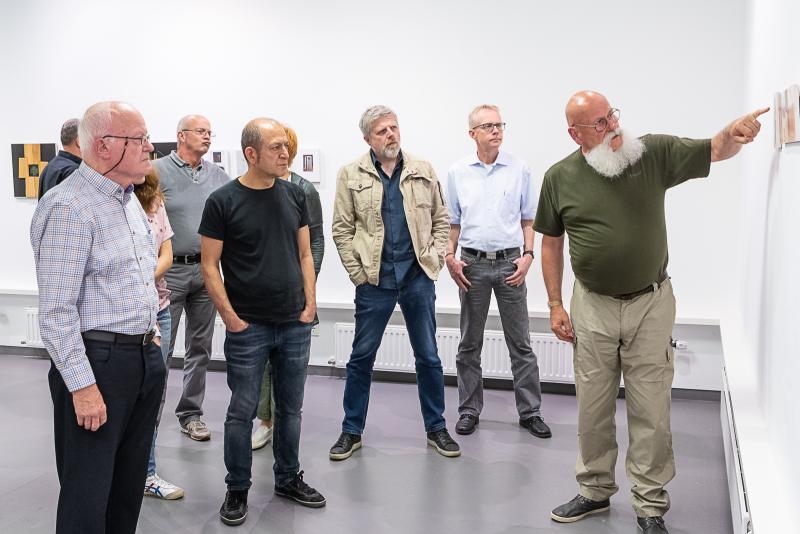Der Künstler Alexander Jokisch und Mitglieder des Fördervereins des Kunsthauses bei einer Führung durch die Ausstellung des Künstlers.