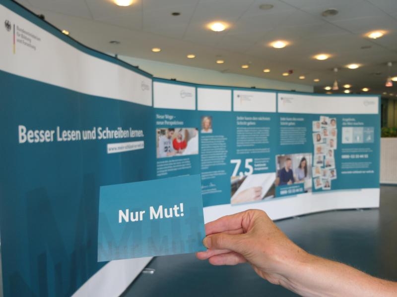 Eine Ausstellung im Rathaus wirbt für die Alphabetisierung