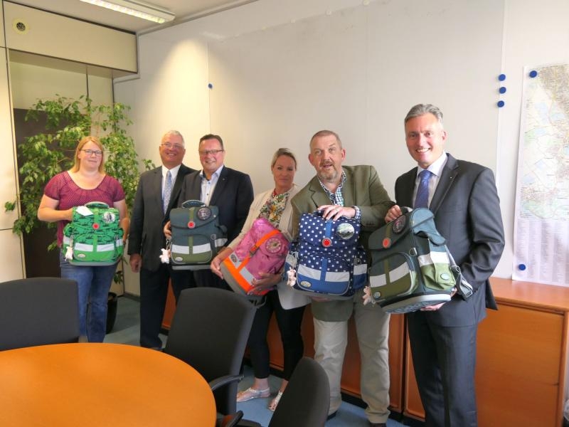 Fünf von 200 Schulranzen, die der Lions Club Troisdorf mit Unterstützung des Tatort-Vereins an Kinder aus finanziell schwachen Familien abgeben wird. Petra Heller (Sozialamt), Klaus-Werner Jablonski (Bürgermeister), Eric Schütz (Lions), Dr. Kristina Meurer (Lions), Dietmar Bär (Tatort-Kommissar), Holger Hürten (Lions), v. l.