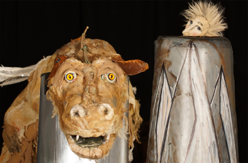 Georg und der Drache kommen auf die Bühne.