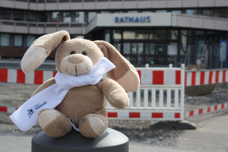 Troberta - heute mal Osterhase - grüßt aus dem Troisdorfer Rathaus.