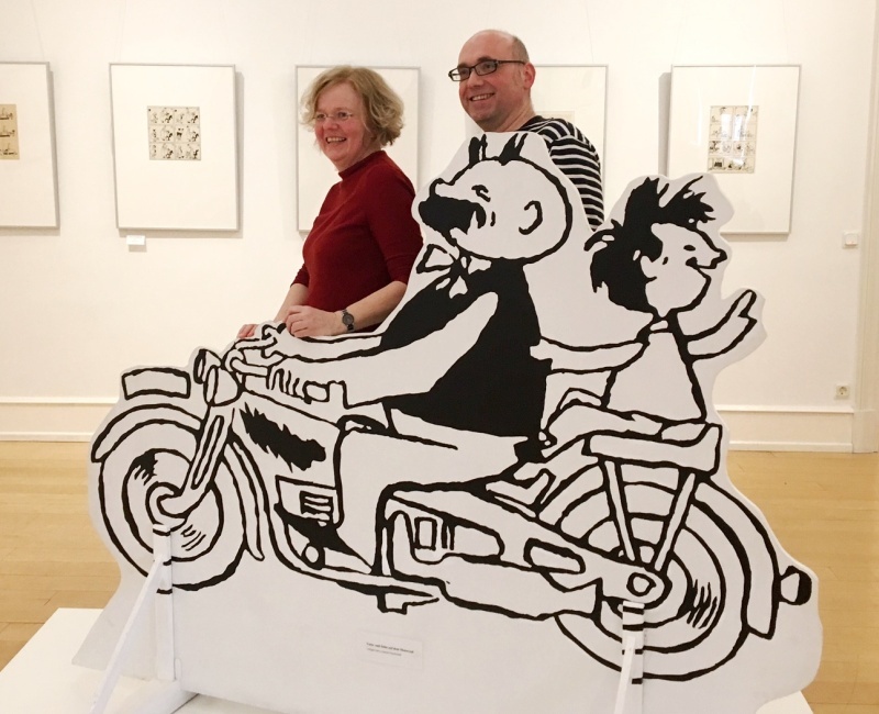 Modell mit einem Bild von e.o.plauen, dahinter Museumsleiterin Dr. Pauline Liesen und Ulf K.