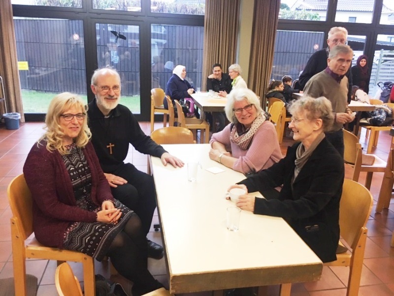 Gespräch am langen Tisch über das Netzwerk der Flüchtlingshilfe.