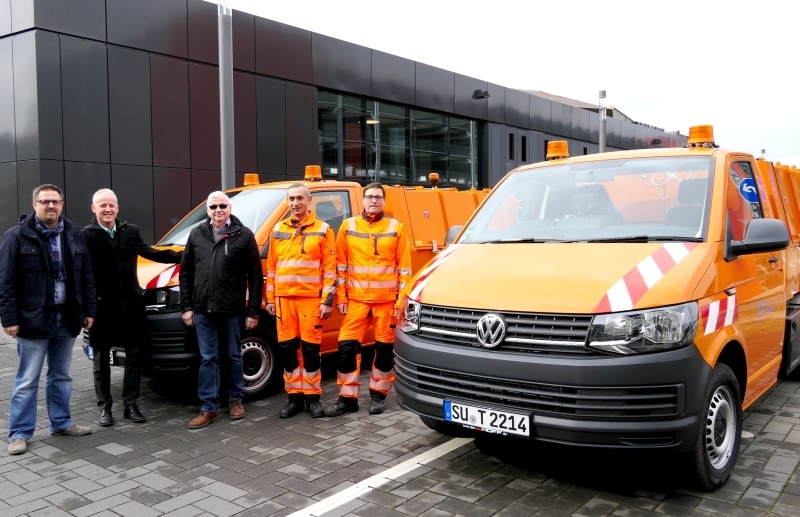 Die Stadt hat zwei moderne Fahrzeuge zum Einsammeln von Abfall.
