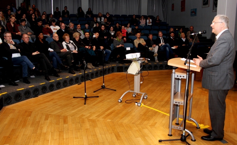 Bürgermeister Klaus-Werner Jablonski gratulierte der Sieglarer Schule ohne Rassismus.
