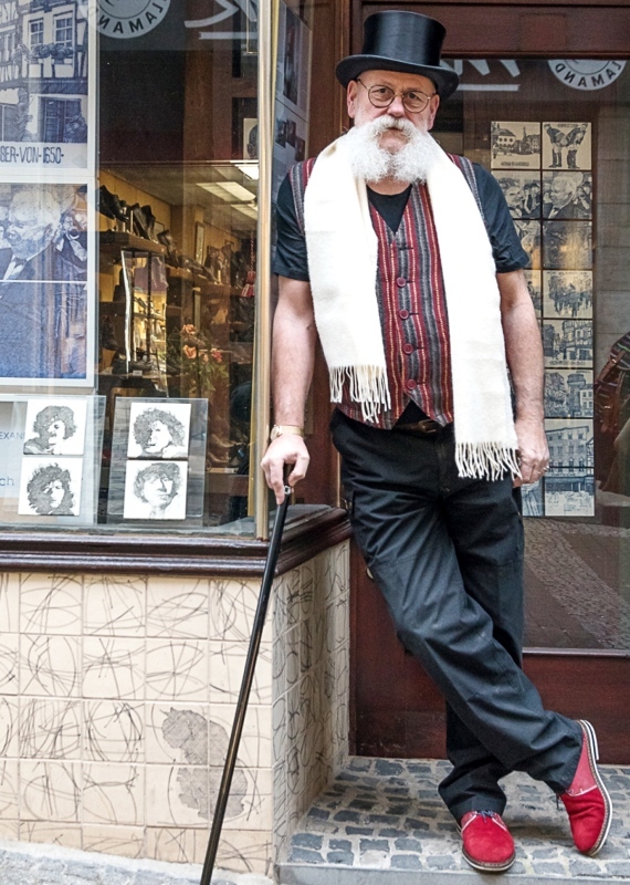 Alexander Jokisch vor seinem Laden mit kunstvoll gestalteten Kacheln.