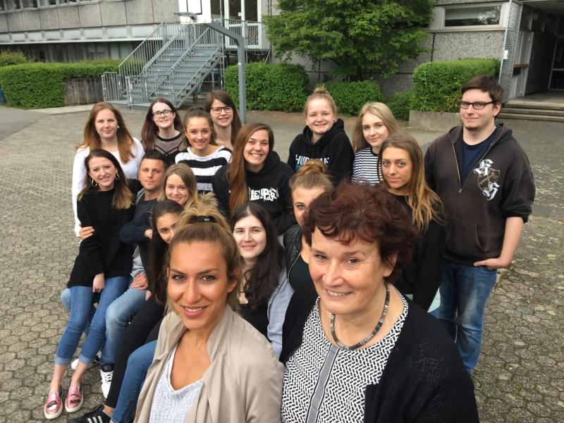 Die Lehrerinnen Frau Baykut und Frau Schöneberg mit dem ersten Jahrgang des Studiums.