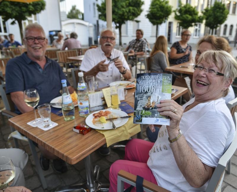 Diese Gruppe genießt auf dem Fischerplatz die StadtBierhaus-Küche