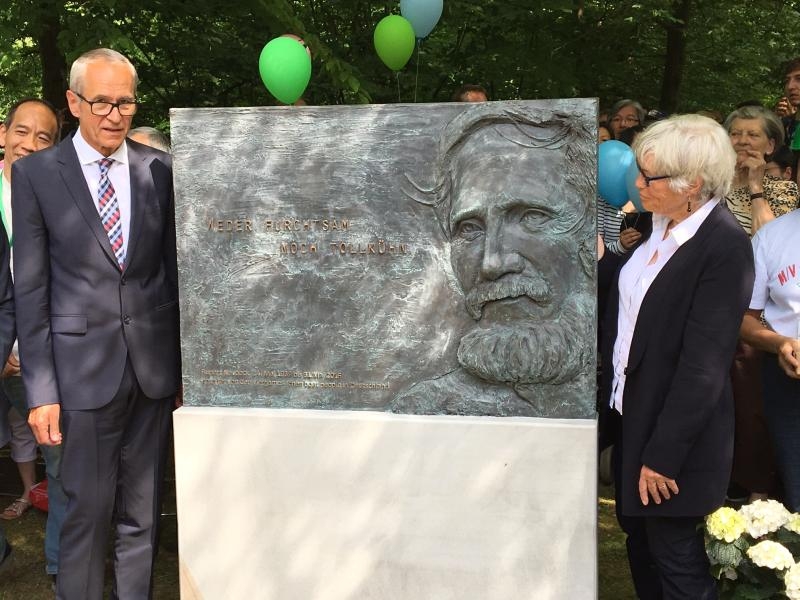 Rudolf Eich und Christel Neudeck am Denkmal