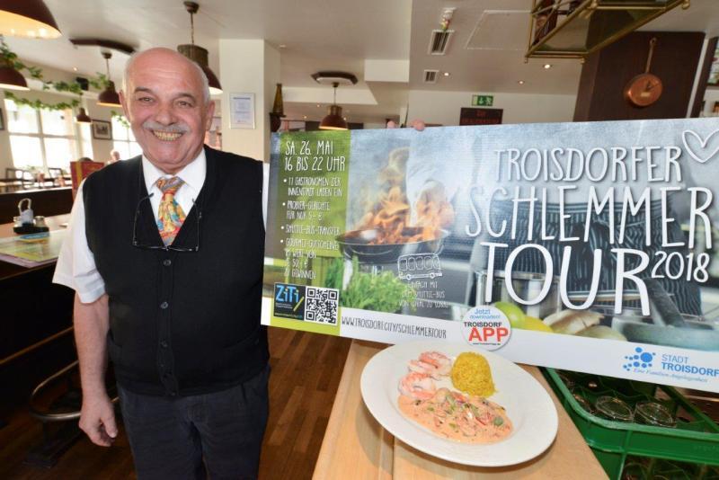 StadtBierhaus-Chef Manfred Hausmann hat dieses Mal eine exotische ProbIerportion gewählt: lecker!