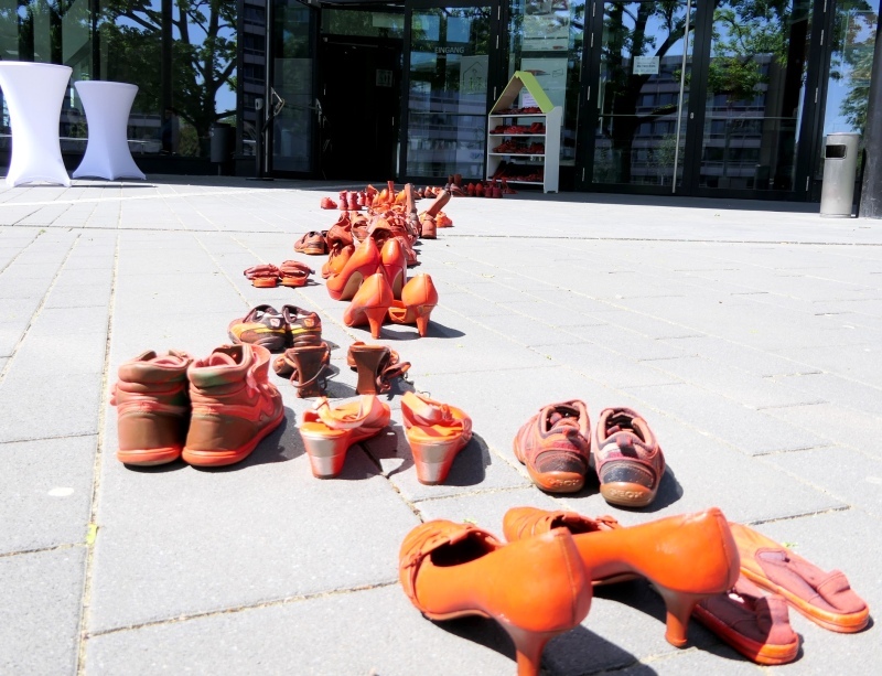 Viel zu viel Bedarf: Symbolisch führten Damen- und Kinderschuhe zur Veranstaltung in der Stadthalle.