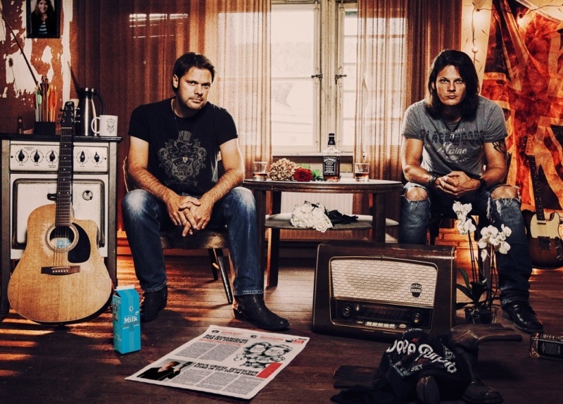 Das Dynamische Duo spielt auf dem Abendmarkt.