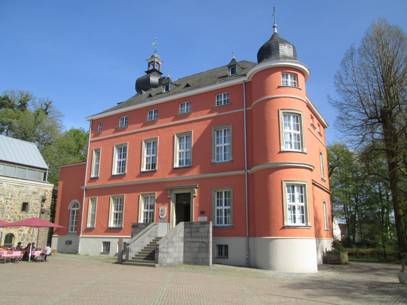 In neuem Glanz: Die Fassade des Herrenhauses mit neuen Fenstern.