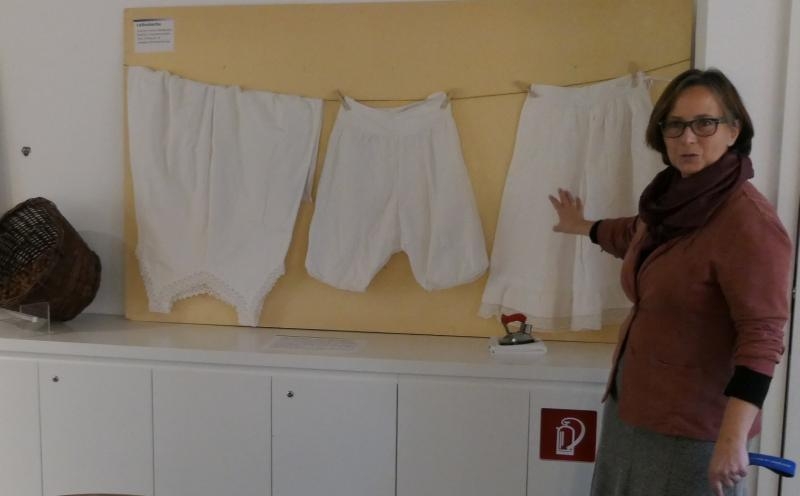 Beate von Berg zeigt alte Leibwäsche.