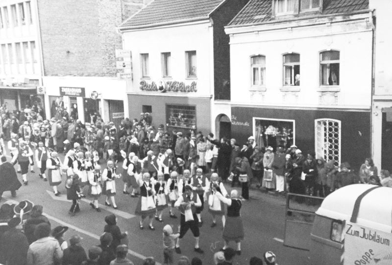 Troisdorfer Karneval 1964 in der Kölner Straße.