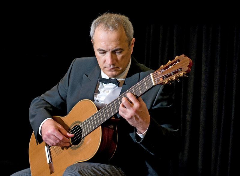 Roberto Moya tritt in der Stadtbibliothek auf.