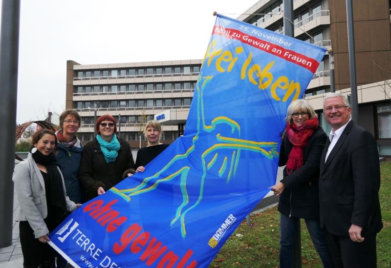 v.l. Zuleydy Reyes Reyes und Ulla Hoefeler vom Frauenzentrum, Gleichstellungsbeauftragte Karin Lapke-Fernholz, Ilka Labonté vom Frauenzentrum, Gleichstellungsbeauftragte Petra Römer-Westarp und Bürgermeister Klaus-Werner Jablonski