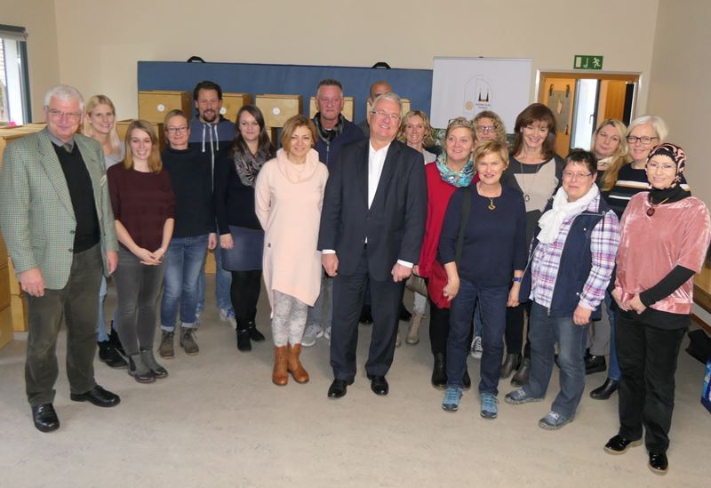 62 Mathekisten für Troisdorfer Kitas spendete der hiesige Rotary Club.