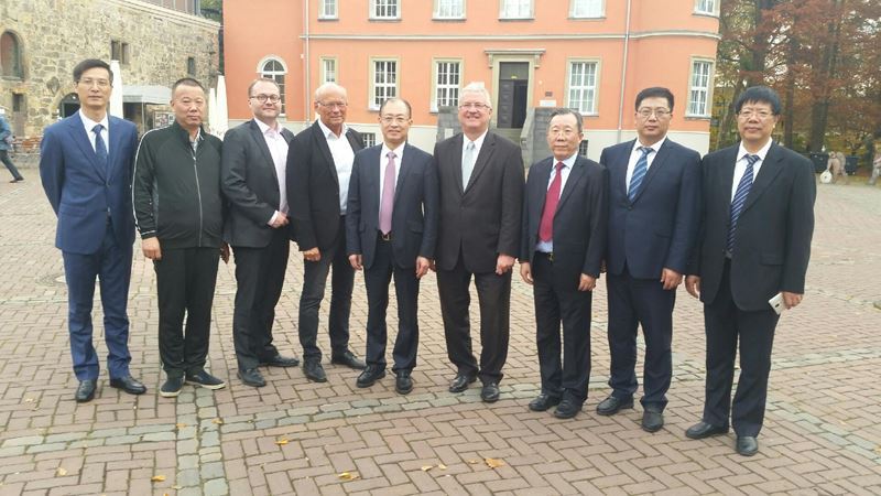 Bürgermeister Klaus-Werner Jablonski (4.v.r.) begrüßte die Gäste auf Burg Wissem.