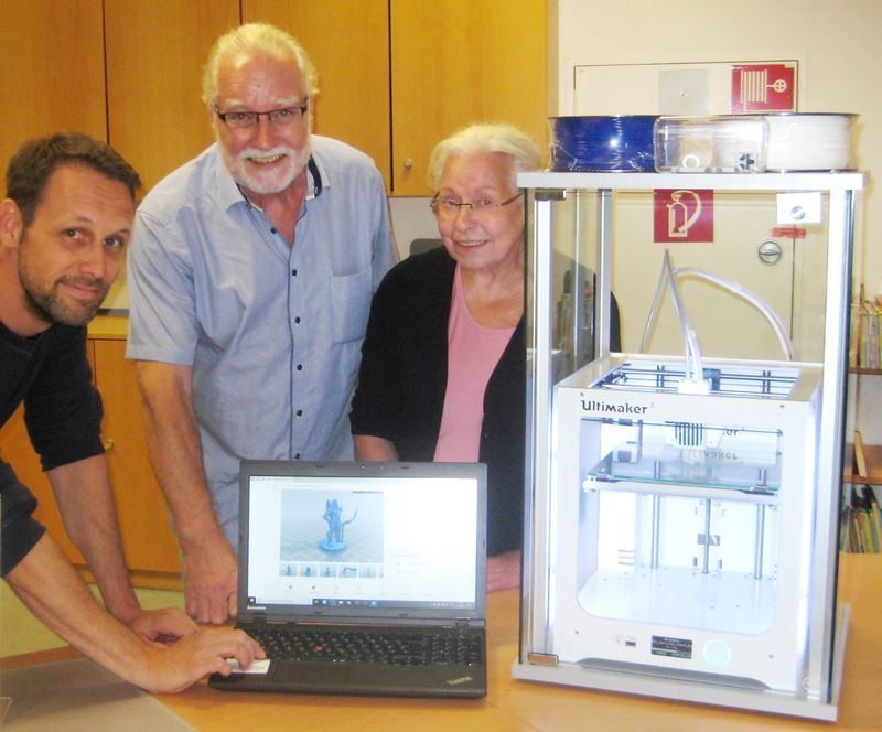 Freude über das neue Gerät: v.l. Frank Barion und vom Förderverein Dr. Berthold Heizmann und Ingeborg Haase.