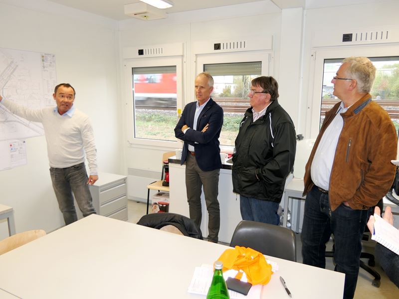 Straßenbauamtsleiter Bernhard Esch erläutert die Baupläne, rechts Bürgermeister Klaus-Werner Jablonski.