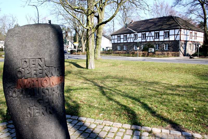 Gedenkstein zur Erinnerung an die Opfer des NS-Regimes auf dem Jahnplatz an der Römerstraße.