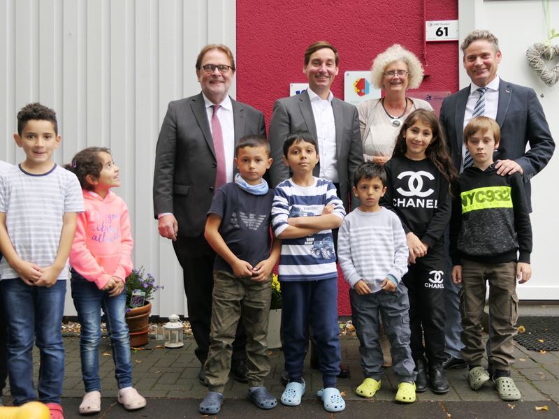 Über die städtische Einrichtung informiert: v.l. Stadtrat Frank Goossens, Sebastian Hartmann MdB, Claudia Hoffmann und Stefan Zierke MdB mit Troisdorfer Kindern.