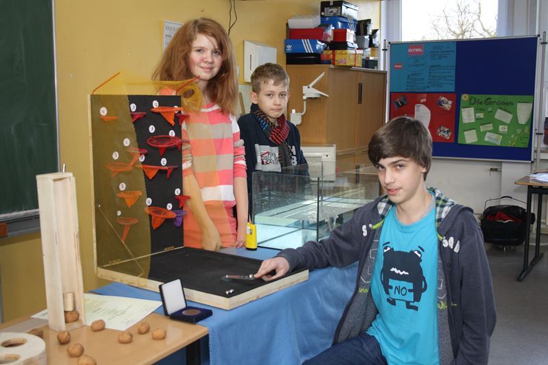 Junge Erfinderin und Erfinder bei der Arbeit.