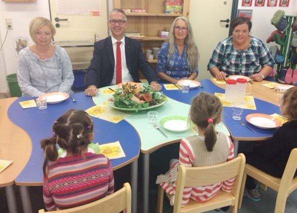 Freude über die Spende: v.l. Kathrin Schremb, Filialdirektor Sven Rohwer, Kita-Leiterin Brigitte Wiese und Melanie Bickert.