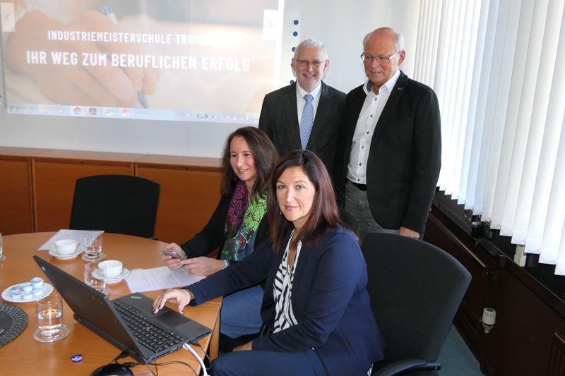 Neue Webseite der IMS: v.l. Anke Schwerin und Schulleiterin Claudia Weißenfels, dahinter Jürgen Hindenberg und Erster Beigeordneter Heinz Eschbach.