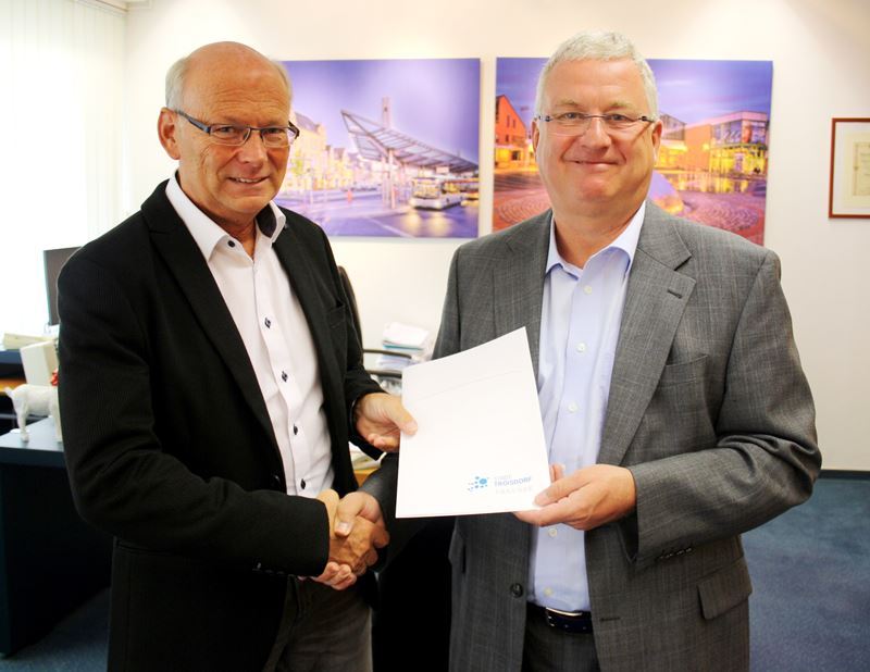 Erster Beigeordneter Heinz Eschbach (links) überreichte Bürgermeister Klaus-Werner Jablonski die Urkunde für 40 Dienstjahre im Öffentlichen Dienst.