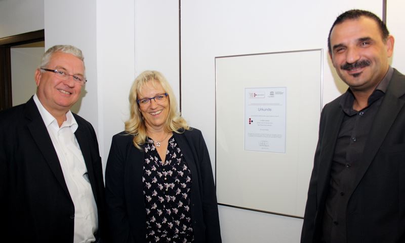 Die Urkunde der Mitgliedschaft hängt im Rathaus.