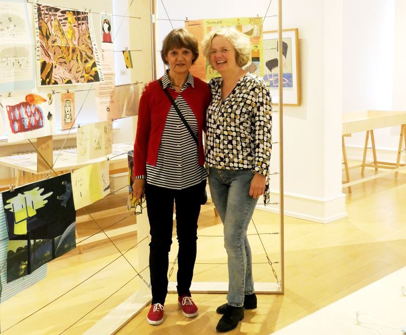 Illustratorin Rotraut Susanne Berner (links) und Museumsleiterin Dr. Pauline Liesen in der Ausstellung.