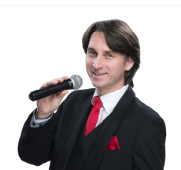 Der Tenor Matthias Jaixen tritt im Fischereimuseum auf.