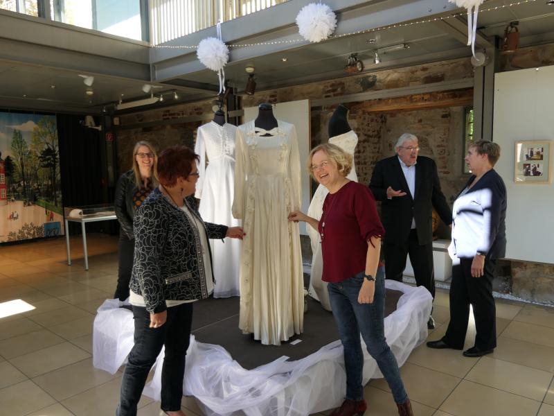 Brautkleider bilden einen Höhepunkt der Ausstellung.