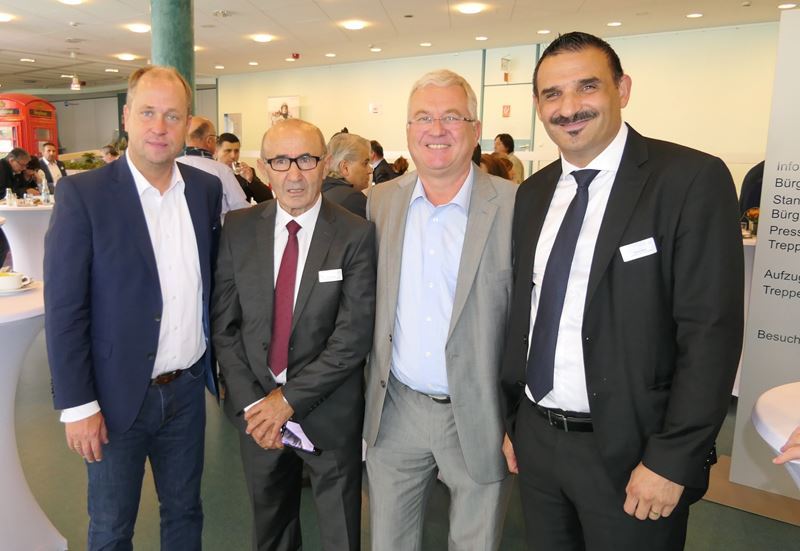 v.l. Minister Joachim Stamp, Tayfun Keltek, Bürgermeister Klaus-Werner Jablonski und Erkan Zorlu.