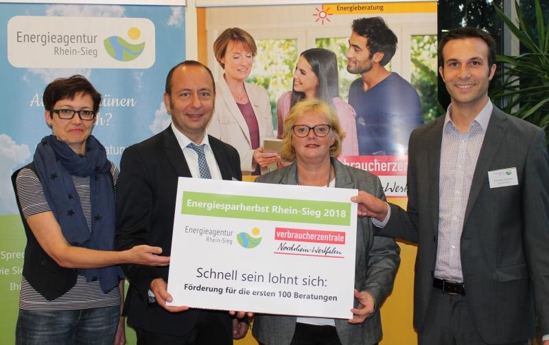 Erika Meul (Stadt Lohmar), Matthias Schmitz (Vorstand Energieagentur), Petra Grebing (Energieberaterin Verbraucherzentrale NRW) und Thorsten Schmidt (Geschäftsführer Energieagentur) geben den Startschuss zum Energiesparherbst Rhein-Sieg.