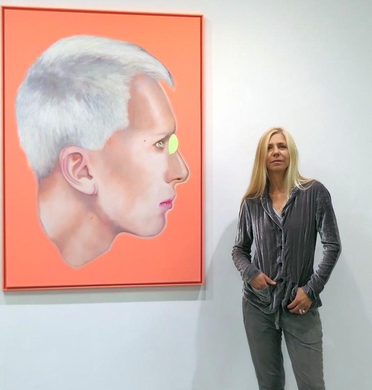 Beata Obst vor einem ihrer Werke im Kunsthaus Troisdorf.