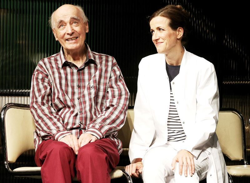 Szene aus der Tragikomödie um den alten Vater.