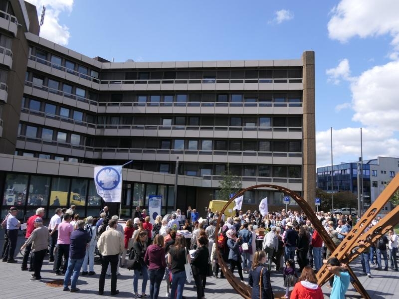 Vor dem Rathaus herrschte großer Andrang.