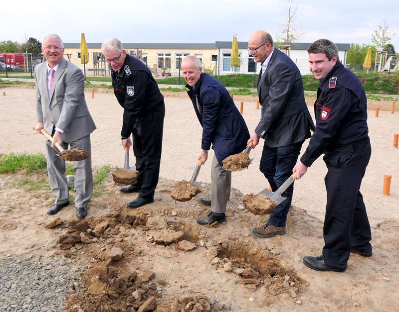 Vertreter aus Stadtverwaltung und Feuerwehr starteten symbolisch die Bauarbeiten.