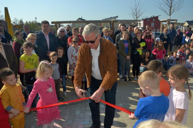 Bürgermeister Klaus-Werner Jablonski gibt die neue Kita offiziell frei.