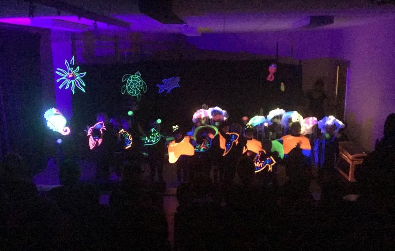 Schwarzlichttheater in der Kita Evrystraße.