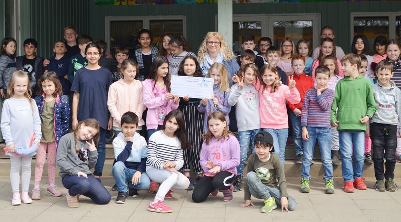 Irene Selmani (Mitte) überbrachte den Scheck für das erste Miniprojekt im AWO Abenteuerspielhaus in Sieglar.