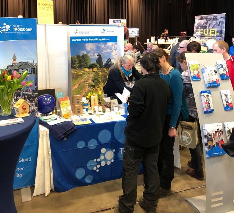 Ilonka Vorholz informierte am Stand der Tourist-Information über Troisdorfer Ausflugsziele.