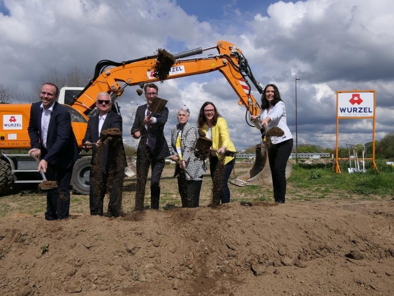 Spatenstich für den zweiten Abschnitt der EL 332n mit (v. l.) Jörn Freynich (MdL), Bürgermeister Klaus-Werner Jablonski, NRW-Verkehrsminister Hendrik Wüst. Elke Bisoke (Landesbetrieb Straßenbau), Katharina Gebauer (MdL) und Elisabeth Winkelmeier-Becker (MdB).