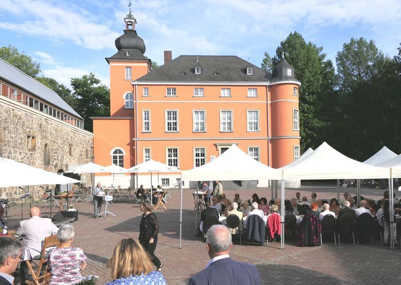 Auf Burg Wissem ist die Ausstellung zum Stadtjubiläum zu sehen.