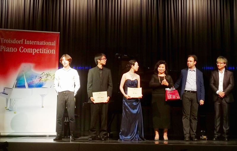 Links der 1. Preisträger J. Kim beim Preisträgerkonzert,