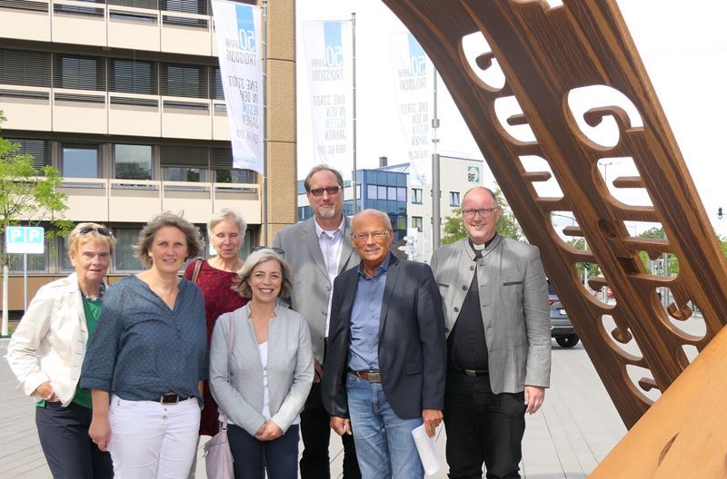 Stadt und SkF freuen sich vor dem Rathaus auf enge Zusammenarbeit.